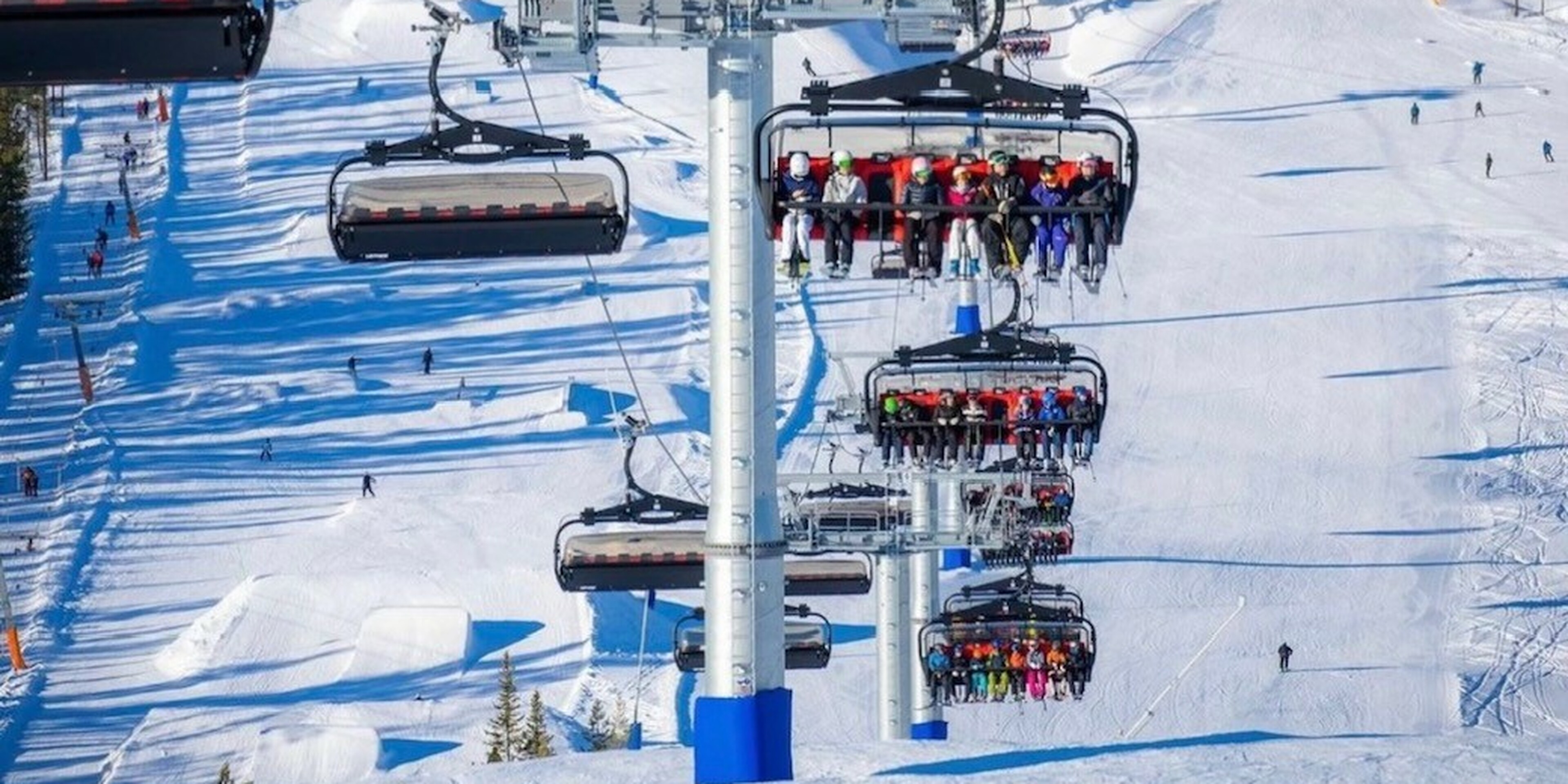 Personer som sitter i en stolheis for å stå på ski. Foto.